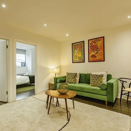 New Stylish 2 Bed 2 Bathrooms Flat Next To Canal